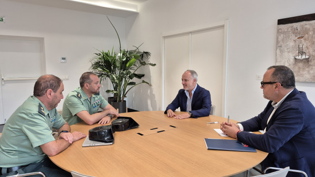 El delegado de Zona Franca en Vigo, David Regades, con responsables de la Comandancia de Guardia Civil de Pontevedra, aborda la vigilancia y protección por parte de este cuerpo en el parque empresarial de Balaídos.