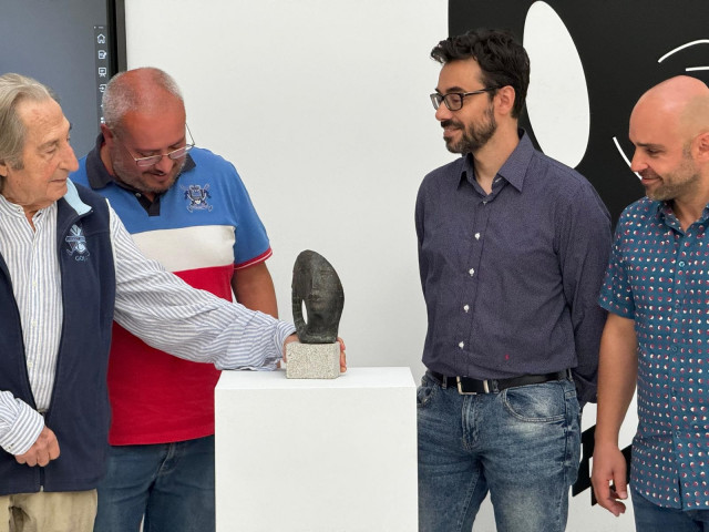 Nueva imagen de la Calpurnia, galardón del OUFF, presentada por su escultor, Manuel Bouciños, el vicepresidente segundo de la Diputación de Ourense, César Fernández, el director artístico, Óscar Doviso y el director técnico, Marcos Vázquez