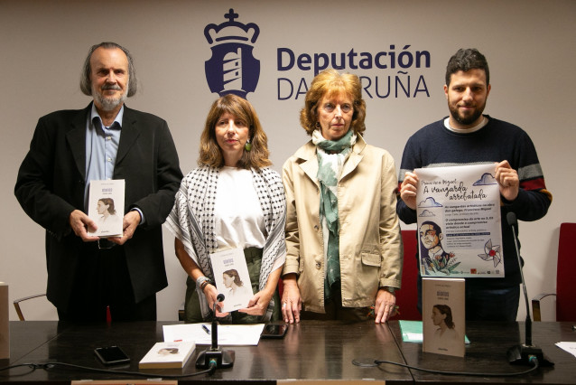 La diputada Sol Agra; el comisario David Lozano; la presidenta de la ARMH, Carmen García-Rodeja; y el escritor y editor Miguel Ángel Fernán-Ver, durante la presentación de 'Syra Alonso e Francisco Miguel. Memoria de amor e loita'