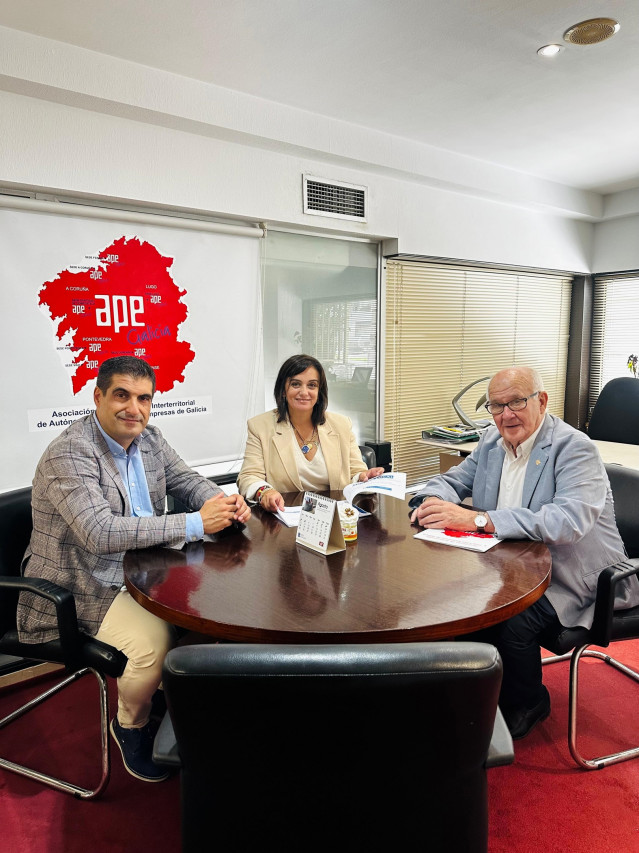 El director xeral de Comercio e Consumo, Gabriel Alén, visita la sede de la Asociación de Autónomos y Pequeñas Empresas de Galicia, en Pontevedra