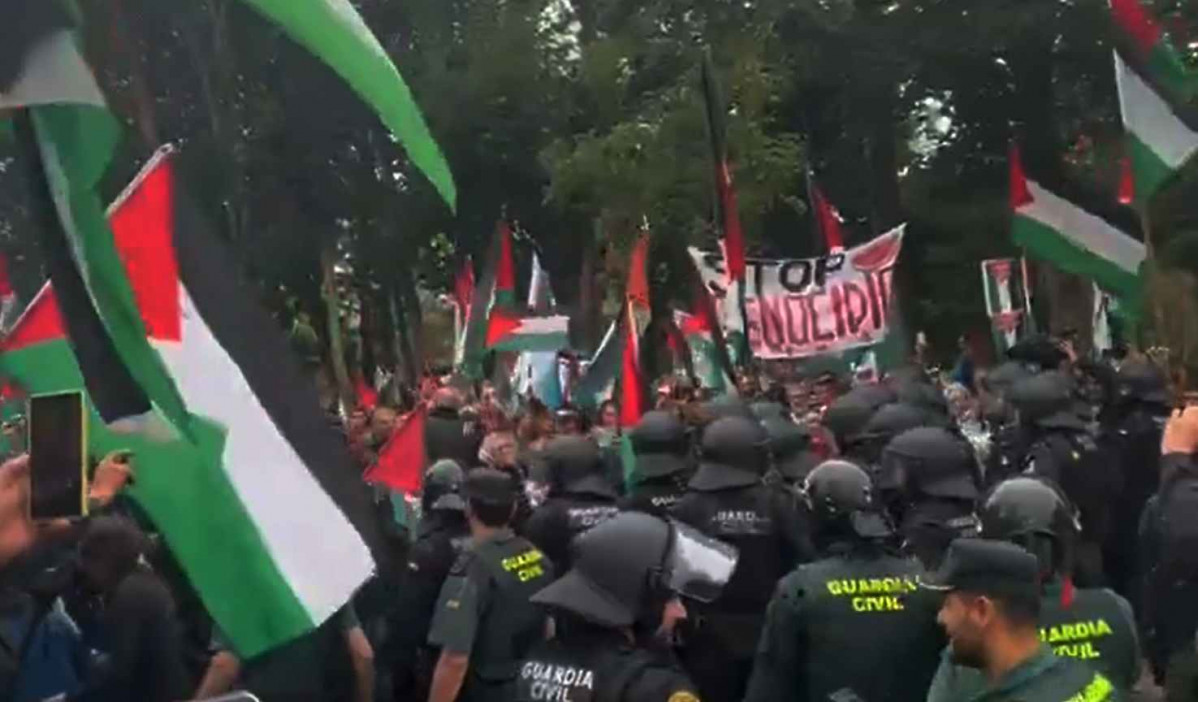 Guardia Civil frente ala multtud que impidiu00f3 que La Vuelta Espau00f1a llegase a Mos