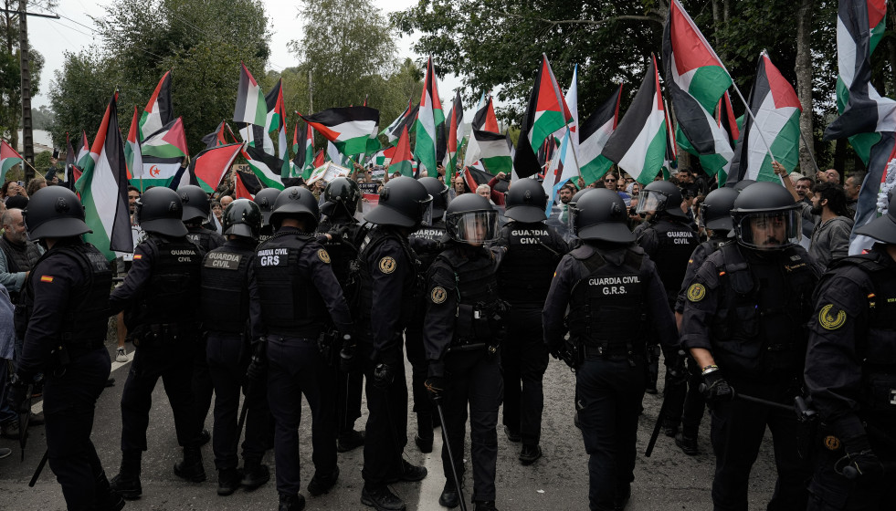 Decenas de personas durante una concentración contra la participación de Israel en la Vuelta Ciclista de España, en el Alto de San Cosme en Mos, a 9 de septiembre de 2025, en Pontevedra, Galicia (E