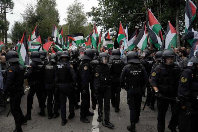 Decenas de personas durante una concentración contra la participación de Israel en la Vuelta Ciclista de España, en el Alto de San Cosme en Mos, a 9 de septiembre de 2025, en Pontevedra, Galicia (España).