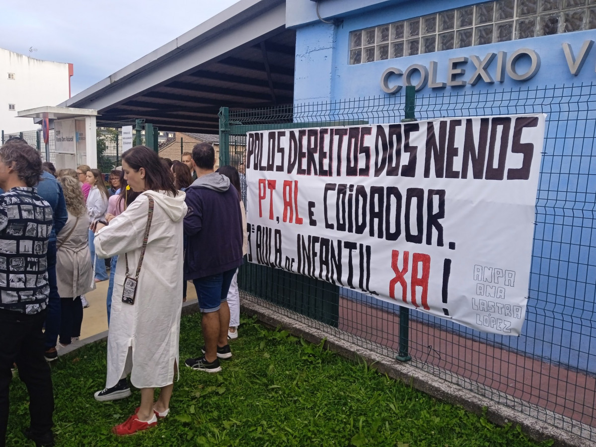 Protesta en el CEIP Vicente Otero Valcu00e1rcel de Carral en una foto del Facebook del AMPA