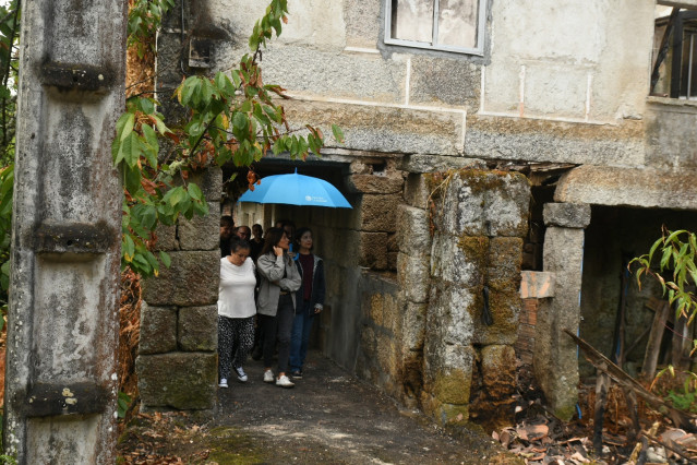 La conselleira de Vivenda e Planificación de Infraestructuras, María M. Allegue, visita a los afectados por los incendios en Carballeda de Avia, Ourense