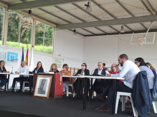 Pleno celebrado en un pabellón del municipio coruñés de Carral