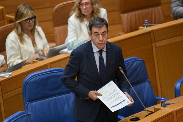 El conselleiro de Educación, Román Rodríguez, en el Parlamento de Galicia