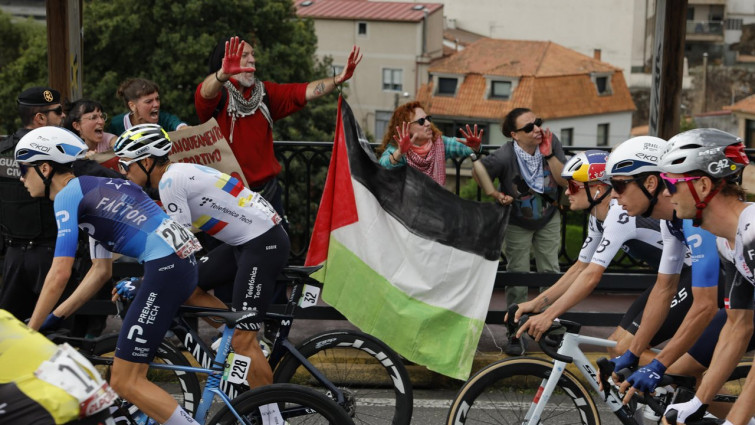 O Barco despide el paso de La Vuelta por Galicia en una protesta sin altercados