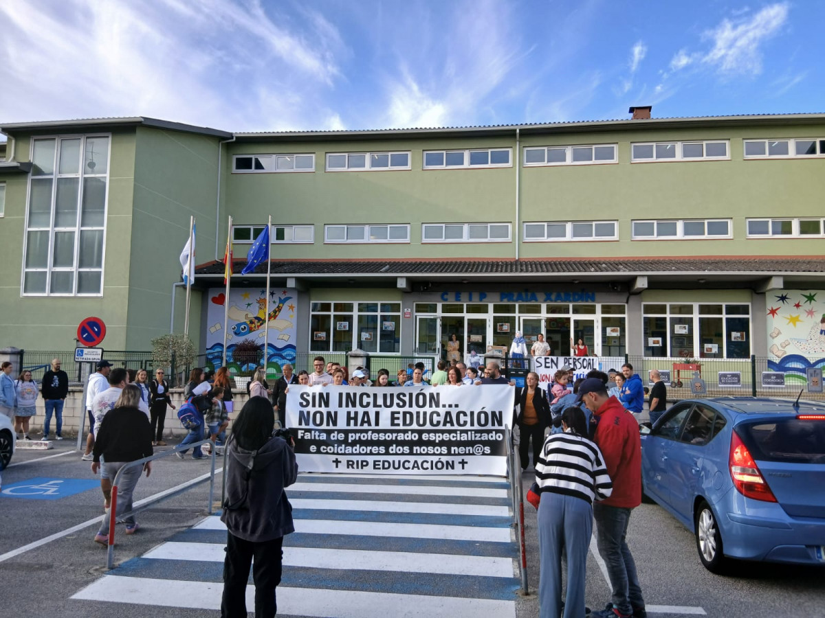 Protesta en el CEIP Praia Xardu00edn de Boiro en una foto de CIG