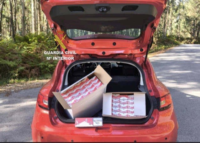 Intervenidas casi un millar de cajetillas de tabaco sin precinto ni estampilla, a un conductor de 21 años interceptado por la Guardia Civil en Sanxenxo (Pontevedra).