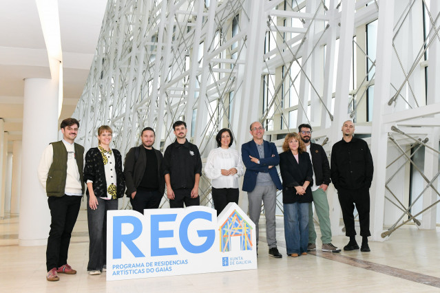El director xeral de Cultural, Ángel M. Lorenzo, da la bienvenida al conjunto de artistas seleccionados en la cuarta convocatoria de las ayudas REGA
