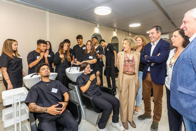 El conselleiro de Educación, Román Rodríguez, en un aula nómada