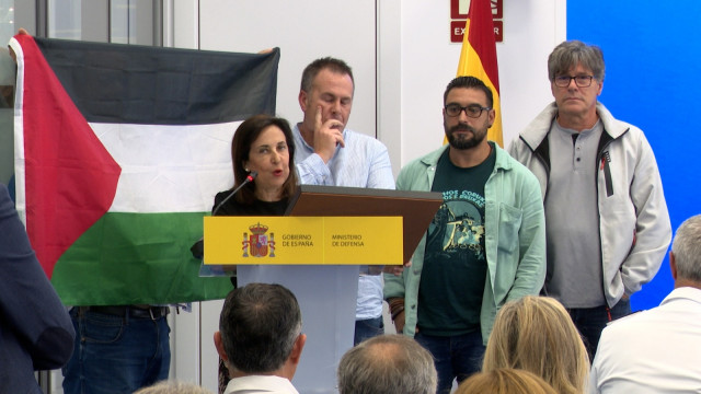 Momento en el que uno de los integrantes del Comité de Empresa de Navantia Ferrol saca una bandera de Palestina durante la intervención de Margarita Robles