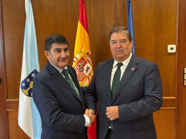 El delegado del Gobierno en Galicia, Pedro Blanco, y el nuevo subdelegado del Gobierno en A Coruña, Julio Abalde, mantienen una reunión