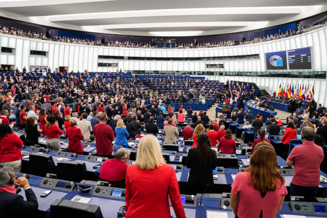 Decenas de eurodiputados visten de rojo en solidaridad con las víctimas de la ofensiva israelí contra Gaza durante el debate sobre el Estado de la Unión en el pleno del Parlamento Europeo de septiembre de 2025.