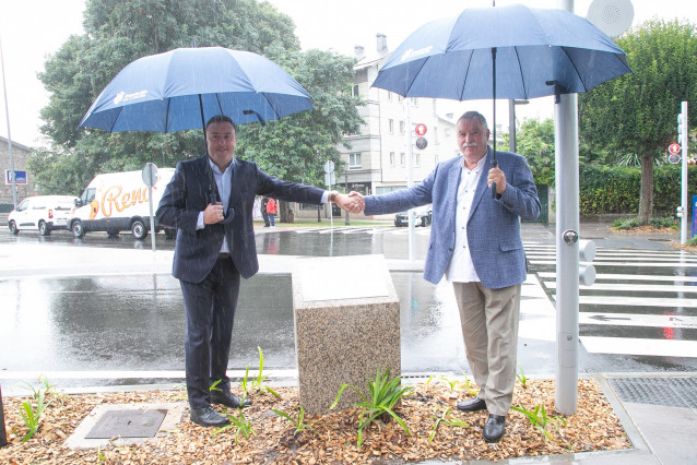 El presidente de la Diputación de A Coruña, Valentín González Formoso, y el alcalde de Oleiros, Ángel García Seoane, inauguran las obras en Santa Cristina