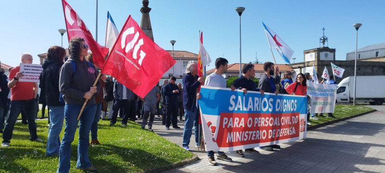 El personal civil de Defensa protesta en Ferrol ante Margarita Robles por la 
