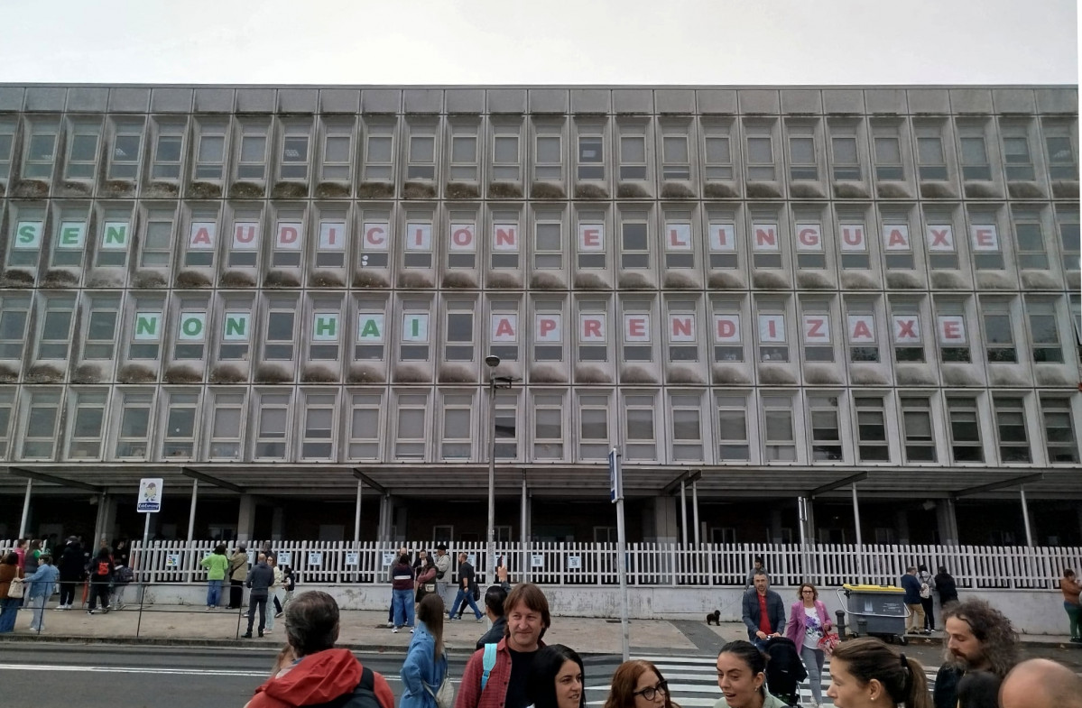Cartel en el colegio Lu00f3pez Ferreiro de Santiago reclamando mu00e1s profesores de apoyo, para lo que se han recogido centenares de firmas este vierens