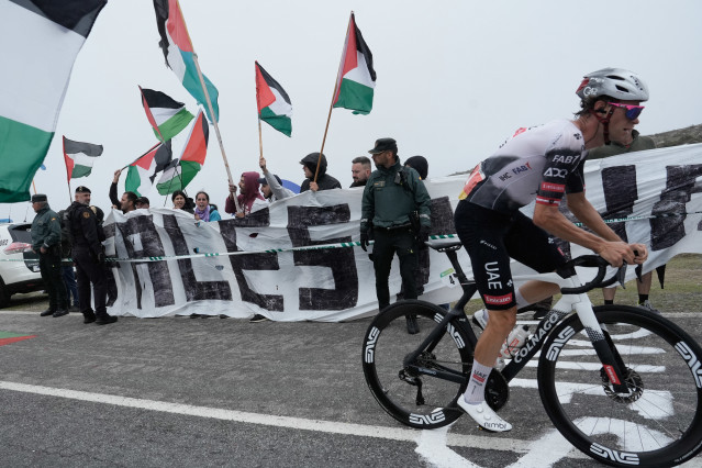 Decenas de personas durante una concentración contra la participación de Israel en la Vuelta Ciclista de España, en el Alto Alto da Groba, a 9 de septiembre de 2025, en Baiona, Pontevedra, Galicia (España). Estas movilizaciones se suman a otras ya produci
