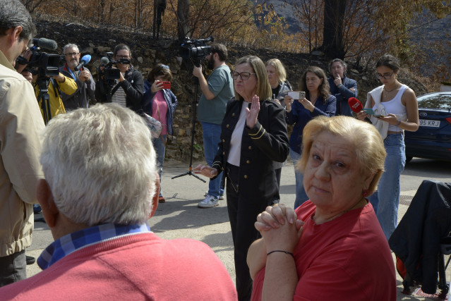 La alcaldesa de Vilamartín de Valdeorras, Carmen González, mantiene un discusión con una vecina en el Centro Social San Vicente de Leira,  en Vilamartín de Valdeorras, Ourense, Galicia (España).