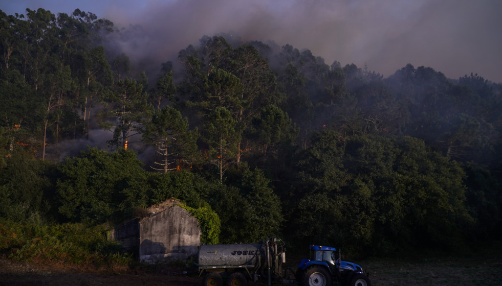 Archivo - Vista del fuego, a 5 de agosto de 2025, en Ponteceso, A Coruña, Galicia (España).