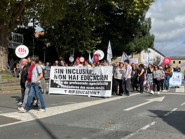 Una manifestación recorre las calles de Santiago de Compostela para pedir 