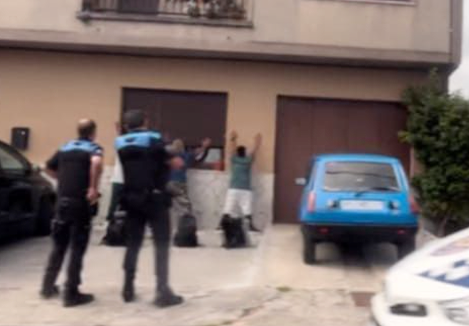 Detenciu00f3n de tres colombianos sospechosos de narcotru00e1fico en una foto publicada en Facebook por En Defensa da Policu00eda Local