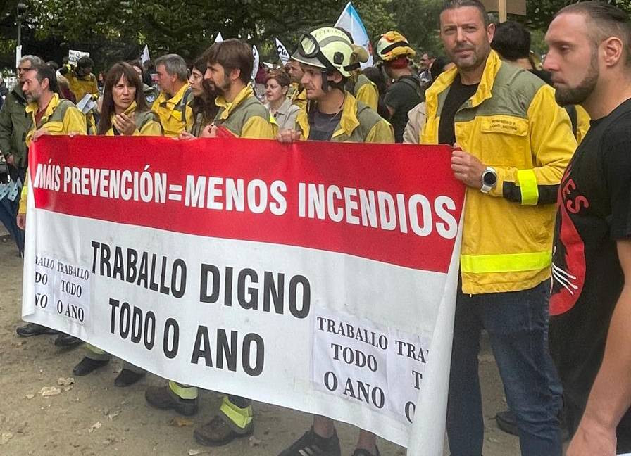 Brigadistas reclaman contratos todo el au00f1o en la manifestaciu00f3n contra los incendios en Santiago de Compostela