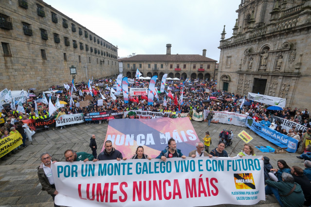 Decenas de personas durante la manifestación contra la gestión de la Xunta de Galicia en los incendios forestales, a 14 de septiembre de 2025, en Santiago de Compostela, A Coruña, Galicia (España).