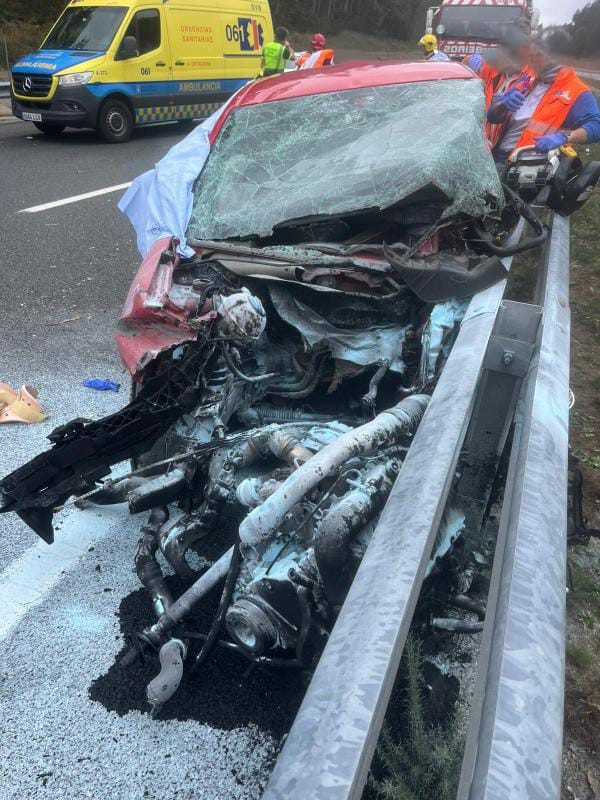 Vehu00edculo siniestrado en O Pino en la A 54 en una imagen de bombeiros de Arzu00faa