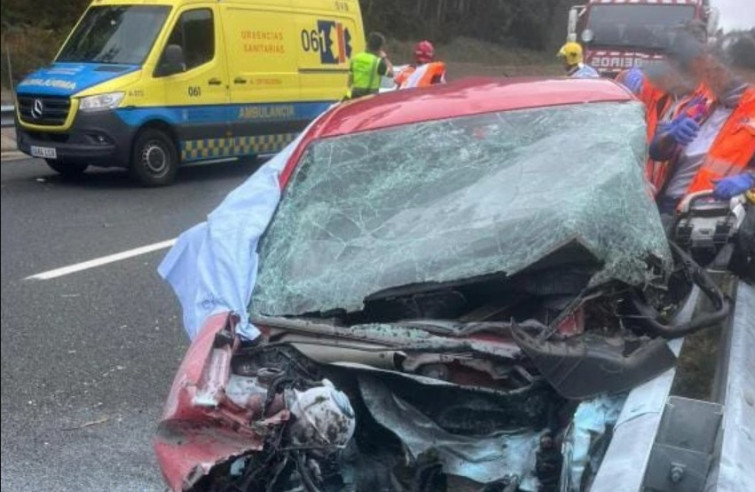 Pareja joven fallece en un grave accidente en la A-54 a su paso por O Pino