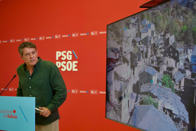 El secretario xeral del PSdeG, José Ramón Besteiro, en rueda de prensa en el Parlamento de Galicia