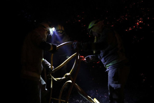 Varios bomberos en las labores de extinción de un incendio en Barreiros, a 14 de septiembre de 2024, en Barreiros, Lugo, Galicia (España). Cinco brigadistas han resultado heridos cuando participaban en las labores de extinción del incendio que permanece a