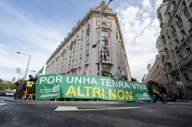 Archivo - Decenas de personas tras una pancarta en una concentración contra la multinacional Altri, convocada por la plataforma Ulloa Viva, Ecologistas en Acción y Greenpeace, frente al Congreso de los Diputados, a 8 de mayo de 2025, en Madrid (España).