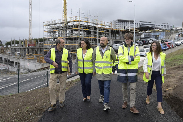 El director de la Axencia Galega de Infraestruturas, Francisco Menéndez, supervisa, junto a otras autoridades, las obras en los accesos por el 'Novo Chuac'