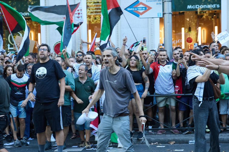 “Quien cambia de lealtades como de camisas, al final se queda desnudo de principios”