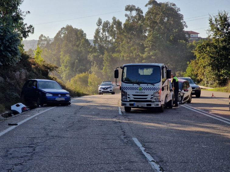 Una colisión frontolateral entre dos coches en la avenica Clara Campoamor deja tres heridos en Vigo