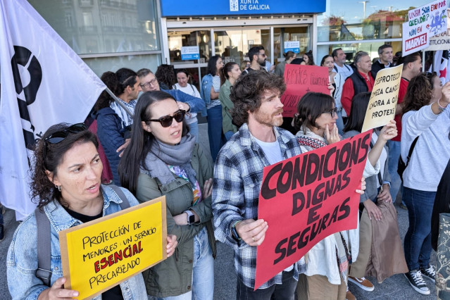 Concentración de trabajadoras de Protección y Reforma de Menores, en demanda de mejores condiciones laborales, en Vigo, a 16 de septiembre de 2025.