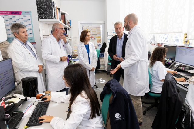 El conselleiro de Sanidade, Antonio Gómez Caamaño, visita las instalaciones del IDIS, en Santiago de Compostela.