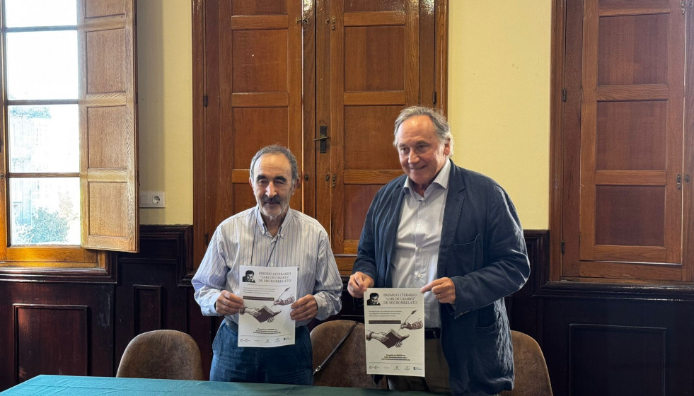 El presidente, Xavier Casares, y vicepresidente, Gustavo Garrido, de la Fundación Carlos Casares presentan el Premio Carlos Casares de Microrrelato en el Liceo de Ourense