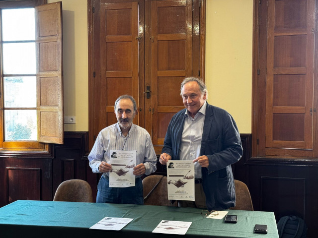 El presidente, Xavier Casares, y vicepresidente, Gustavo Garrido, de la Fundación Carlos Casares presentan el Premio Carlos Casares de Microrrelato en el Liceo de Ourense