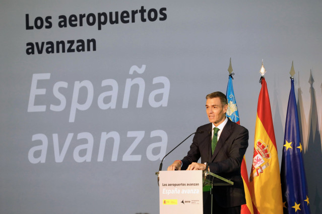 El presidente del Gobierno, Pedro Sánchez, interviene durante la presentación de la propuesta de inversiones de Aena para los aeropuertos españoles, en el aeropuerto de Alicante-Elche Miguel Hernández, a 18 de septiembre de 2025, en Alicante, Comunidad Va