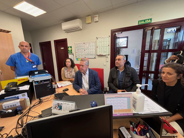 El conselleiro de Sanidade, Antonio Gómez Caamaño, visita la Unidade Central de Radiofarmacia de Galicia, en Ordes (A Coruña).