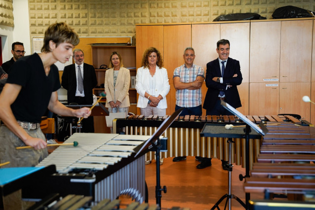 El conselleiro de Educación, Ciencia, Universidades e FP, Román Rodríguez, visita el Conservatorio Superior de Música de A Coruña