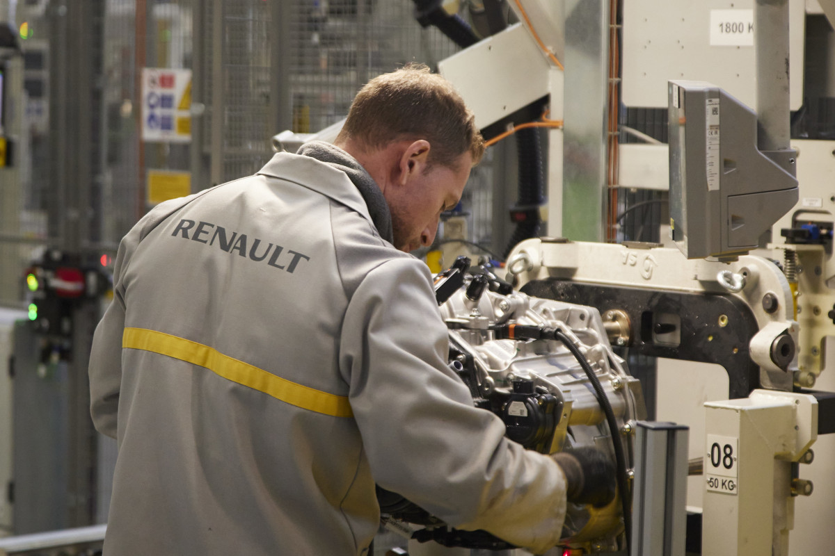 Archivo - Detalle de un trabajador de una fábrica de Renault.