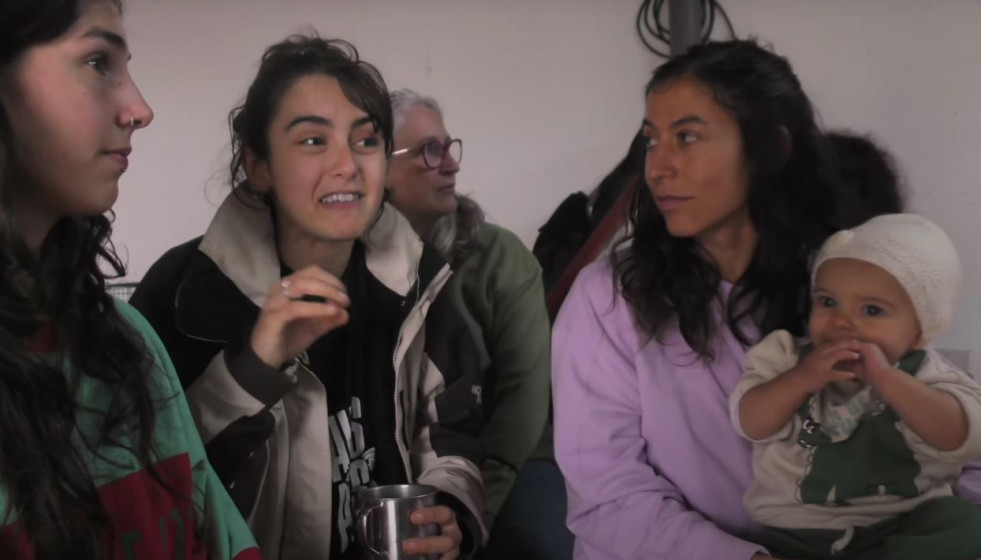 Voluntarias de las Brigadas Deseucaliptazadoras de Verdegaia en un frame del documental Recuperar o Monte