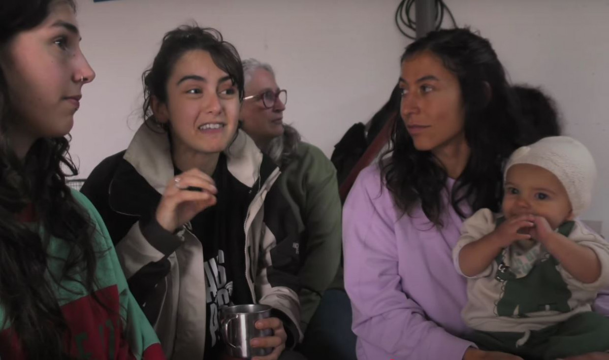 Voluntarias de las Brigadas Deseucaliptazadoras de Verdegaia en un frame del documental Recuperar o Monte