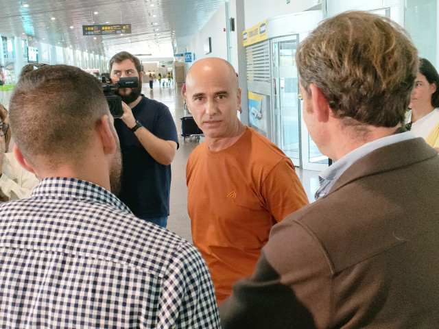 El patrón del 'Tafra 3', hundido frente a las costas de Mauritania, Javier Gestido, a su llegada al aeropuerto de Peinador, en Vigo.