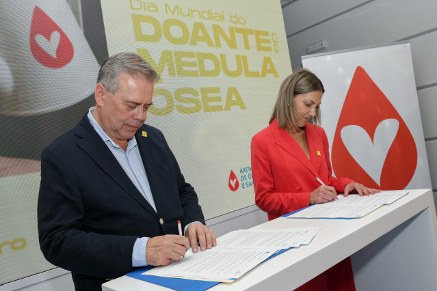 El conselleiro de Sanidade, Antonio Gómez Caamaño, y la presidenta de la Asociación galega de persoas transplantadas de medula ósea e enfermidades oncohematolóxicas (Asotrame), Cristina Piñeiro, firman un convenio de colaboración