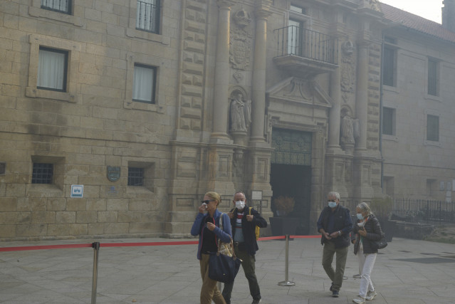 Varias personas con mascarillas en las inmediaciones del Monasterio de Santo Estevo, a 19 de septiembre de 2025, en Ribas de Sil, Ourense, Galicia (España).